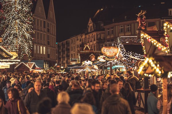 What are the best holiday rentals in the UK for attending Christmas markets?